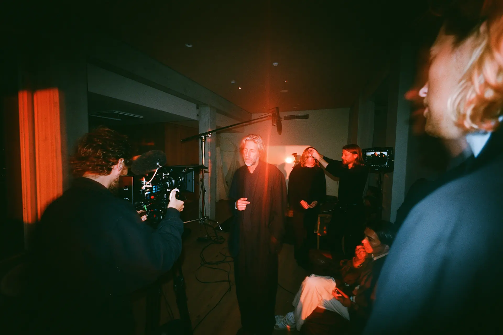 Filmteam med kamera och boom-mikrofon under en inspelning inomhus
